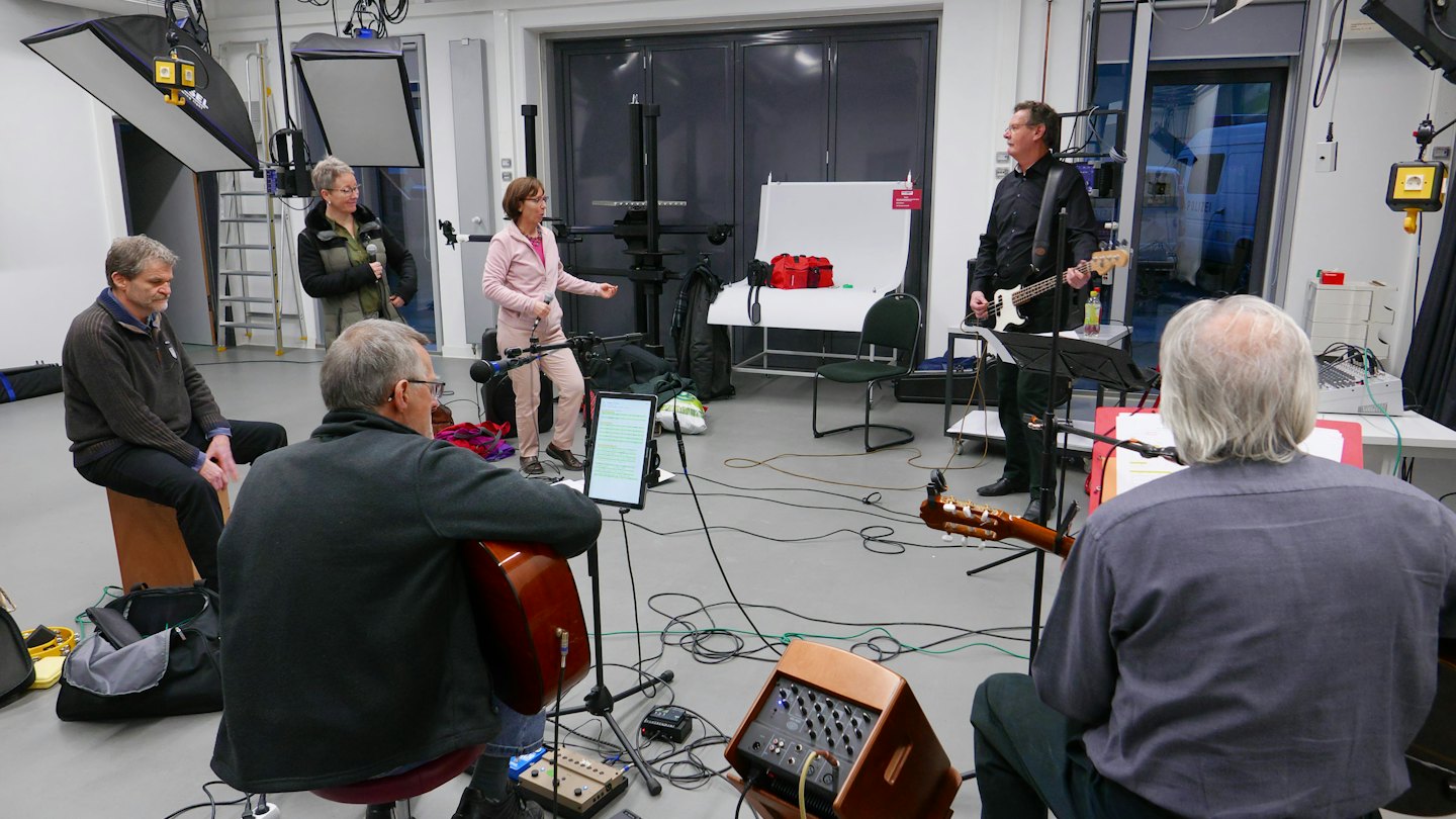 Muzikanten die repeteren in een professionele opnamestudio.